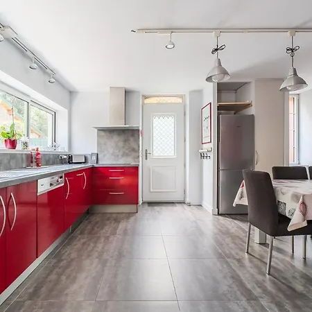 Appartement T5 Renove Avec Bureau Jardin Et Parking En Centre
