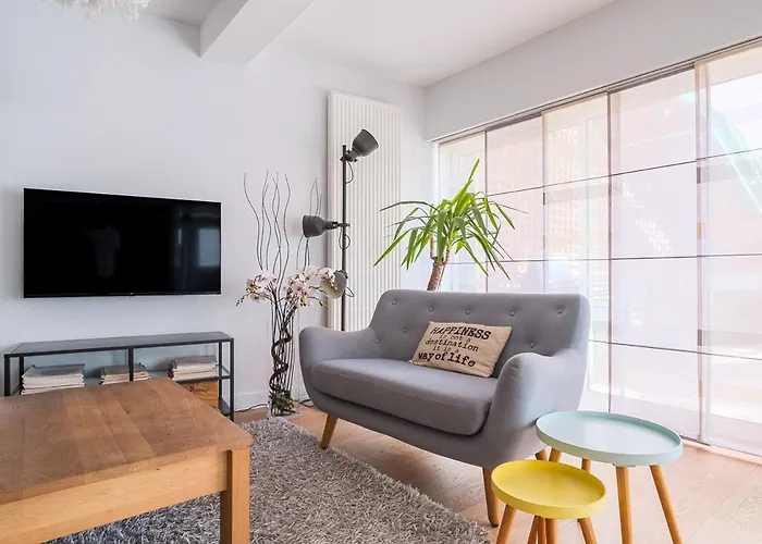 T5 Rénové Avec Bureau Jardin Et Parking En Centre *